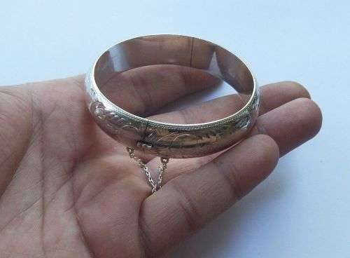 MUST SEE !! AN EXQUISITE STERLING SILVER CUFF BANGLE WITH SAFETY CHAIN AND ENGRAVED DECORATION !!