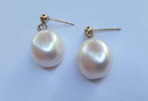 LOOK !! A CLASSY PAIR OF PEARL AND 9CT GOLD EARRINGS - NO BUTTERFLIES - EXCELLENT CONDITION !!