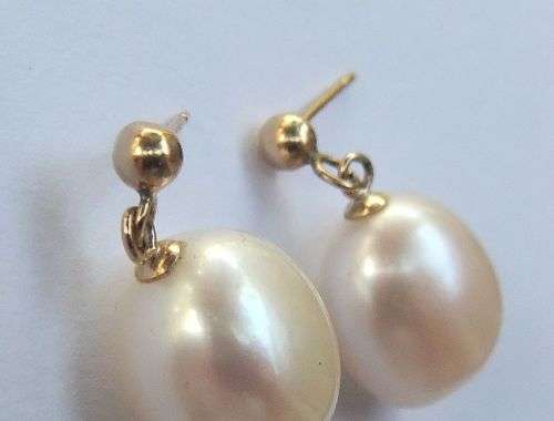 LOOK !! A CLASSY PAIR OF PEARL AND 9CT GOLD EARRINGS - NO BUTTERFLIES - EXCELLENT CONDITION !!