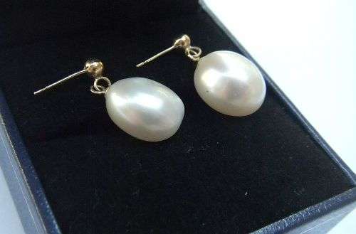 LOOK !! A CLASSY PAIR OF PEARL AND 9CT GOLD EARRINGS - NO BUTTERFLIES - EXCELLENT CONDITION !!