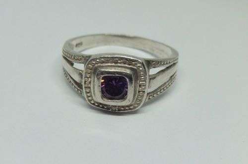 KYK !! A LOVELY SOLID STERLING SILVER RING SET WITH A SINGLE FACETED PURPLE STONE !! FULLY TESTED !!
