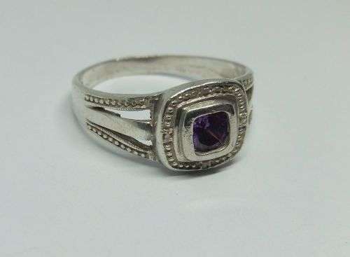 KYK !! A LOVELY SOLID STERLING SILVER RING SET WITH A SINGLE FACETED PURPLE STONE !! FULLY TESTED !!