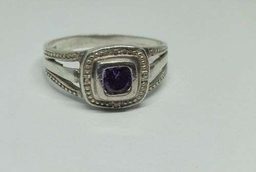 KYK !! A LOVELY SOLID STERLING SILVER RING SET WITH A SINGLE FACETED PURPLE STONE !! FULLY TESTED !!