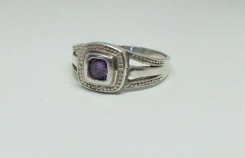 KYK !! A LOVELY SOLID STERLING SILVER RING SET WITH A SINGLE FACETED PURPLE STONE !! FULLY TESTED !!