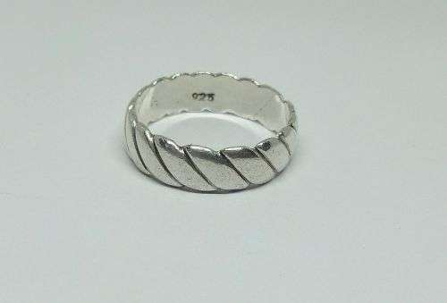 SOMETHING DIFFERENT !! A GOOD QUALITY SOLID STERLING SILVER WEDDING RING / BAND - STAMPED AND TESTED