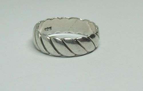 SOMETHING DIFFERENT !! A GOOD QUALITY SOLID STERLING SILVER WEDDING RING / BAND - STAMPED AND TESTED