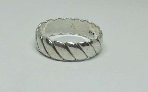 SOMETHING DIFFERENT !! A GOOD QUALITY SOLID STERLING SILVER WEDDING RING / BAND - STAMPED AND TESTED