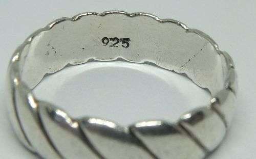 SOMETHING DIFFERENT !! A GOOD QUALITY SOLID STERLING SILVER WEDDING RING / BAND - STAMPED AND TESTED