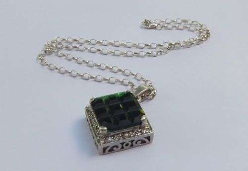 A GORGEOUS STERLING SILVER PENDANT WITH A BIG FACETED GREEN STONE PLUS A STERLING SILVER NECKLACE !!