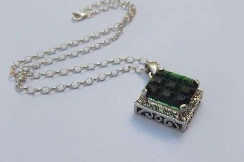 A GORGEOUS STERLING SILVER PENDANT WITH A BIG FACETED GREEN STONE PLUS A STERLING SILVER NECKLACE !!