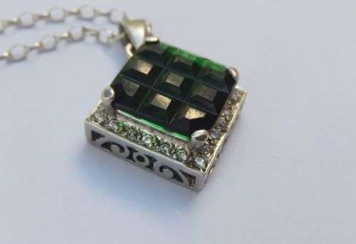 A GORGEOUS STERLING SILVER PENDANT WITH A BIG FACETED GREEN STONE PLUS A STERLING SILVER NECKLACE !!