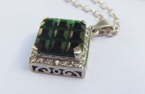 A GORGEOUS STERLING SILVER PENDANT WITH A BIG FACETED GREEN STONE PLUS A STERLING SILVER NECKLACE !!