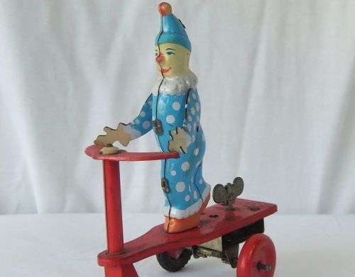 A TOTALLY COOL VINTAGE TIN PLATE CLOCKWORK SCOOTER CLOWN IN WORKING CONDITION !! WOW !!
