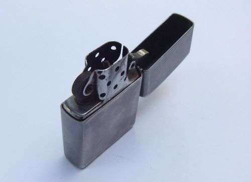AN ORIGINAL ` GUN METAL ` ZIPPO !! SPARKING AND WORKING !! FREE COMBINING !! JUST ADD FUEL !!