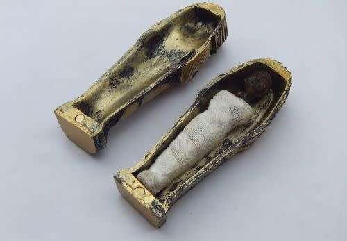 IT`S ALIVE !! NOT REALLY ! A HIGHLY DETAILED EGYPTIAN SARCOPHAGUS ORNAMENT WITH A MUMMY INSIDE !!