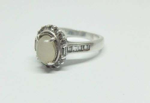 R1 START !! A solid Sterling Silver ring set with a white cabochon stone and faceted stones !! LOOK
