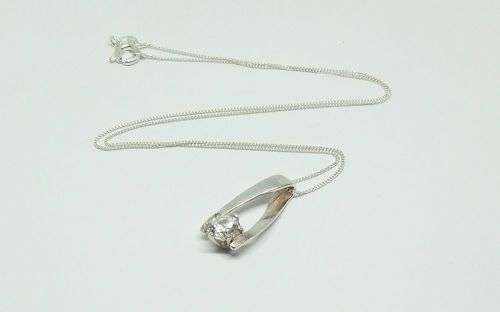 R1 START !! A solid sterling silver pendant set with a faceted CZ stone & a sterling silver necklace