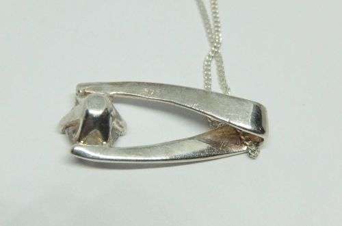 R1 START !! A solid sterling silver pendant set with a faceted CZ stone & a sterling silver necklace