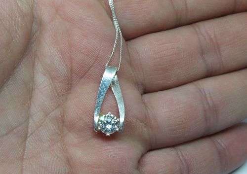 R1 START !! A solid sterling silver pendant set with a faceted CZ stone & a sterling silver necklace