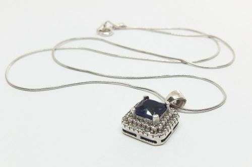 R1 START !! AN EYE CATCHING SNAKE STYLE STERLING SILVER NECKLACE AND FACETED STONE SET PENDANT !!