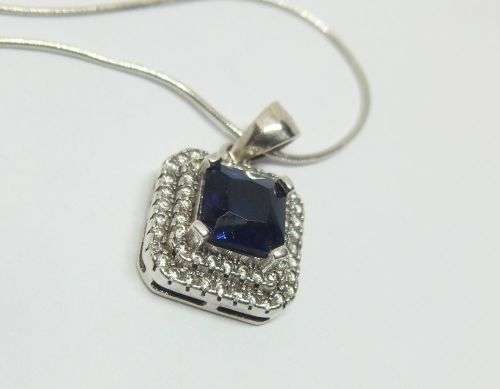 R1 START !! AN EYE CATCHING SNAKE STYLE STERLING SILVER NECKLACE AND FACETED STONE SET PENDANT !!