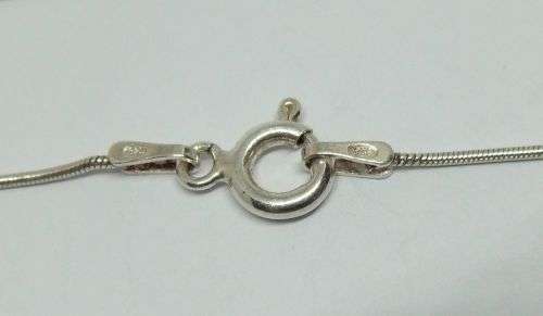 R1 START !! AN EYE CATCHING SNAKE STYLE STERLING SILVER NECKLACE AND FACETED STONE SET PENDANT !!