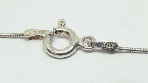 R1 START !! AN EYE CATCHING SNAKE STYLE STERLING SILVER NECKLACE AND FACETED STONE SET PENDANT !!