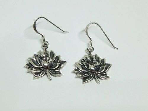 R1 START !! A LOVELY SOLID STERLING SILVER PAIR OF FLOWER FORM EARRINGS !! NEVER WORN !!