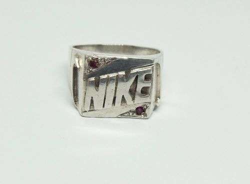 R1 START !! A TOTALLY COOL SOLID STERLING SILVER ` NIKE ` THEME RING WITH FACETED STONES !! WOW !!