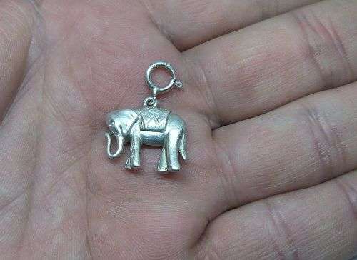 R1 START !! A HEAVY VERY SOLID GENUINE STERLING SILVER ELEPHANT MOTIF CHARM !! LOVELY !!