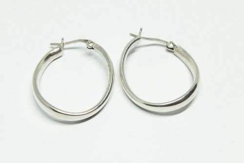 R1 START !! AN EYE CATCHING PAIR OF GENUINE STERLING SILVER TUBULAR EARRINGS WITH HINGE CLIPS