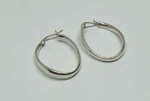 R1 START !! AN EYE CATCHING PAIR OF GENUINE STERLING SILVER TUBULAR EARRINGS WITH HINGE CLIPS