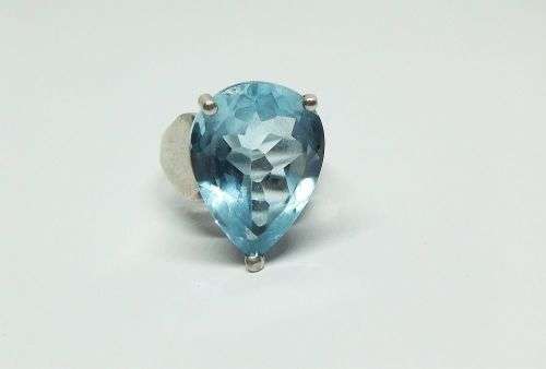 WOW !! AN EXQUISITE SOLID STERLING SILVER RING SET WITH A MAJESTIC FACETED BLUE STONE !! MUST HAVE !
