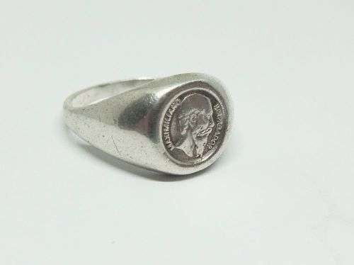 A COOL VINTAGE STYLE SOLID STERLING SILVER ` COIN ` RING IN GOOD CONDITION !! FREE COMBINING !!