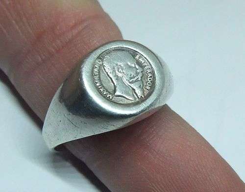 A COOL VINTAGE STYLE SOLID STERLING SILVER ` COIN ` RING IN GOOD CONDITION !! FREE COMBINING !!