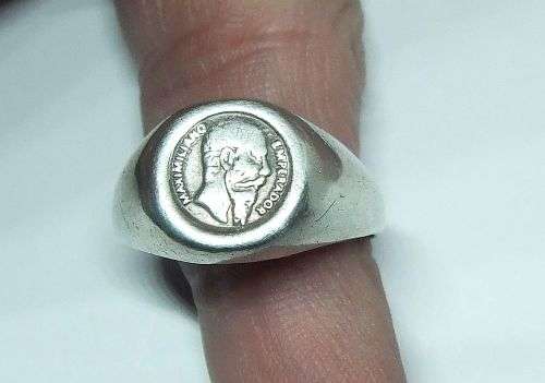 A COOL VINTAGE STYLE SOLID STERLING SILVER ` COIN ` RING IN GOOD CONDITION !! FREE COMBINING !!