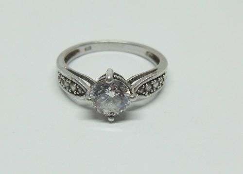 A BEAUTIFUL TIMELESS DESIGN SOLID STERLING SILVER ENGAGEMENT STYLE RING WITH FACETED CZ STONES !!