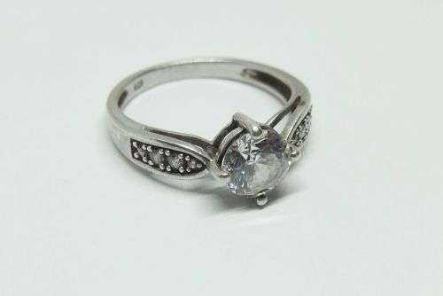 A BEAUTIFUL TIMELESS DESIGN SOLID STERLING SILVER ENGAGEMENT STYLE RING WITH FACETED CZ STONES !!