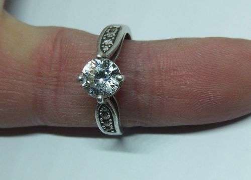 A BEAUTIFUL TIMELESS DESIGN SOLID STERLING SILVER ENGAGEMENT STYLE RING WITH FACETED CZ STONES !!