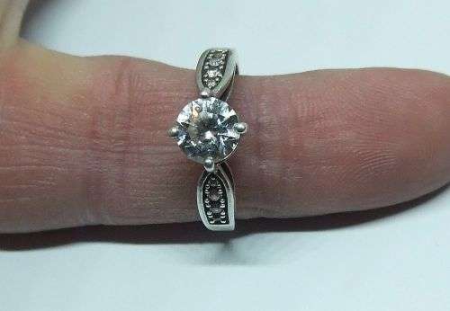 A BEAUTIFUL TIMELESS DESIGN SOLID STERLING SILVER ENGAGEMENT STYLE RING WITH FACETED CZ STONES !!