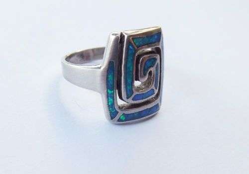 WOW !! AN EYE CATCHING SOLID STERLING SILVER AND FIRE OPAL RING IN EXCELLENT CONDITION !! GREAT FIND