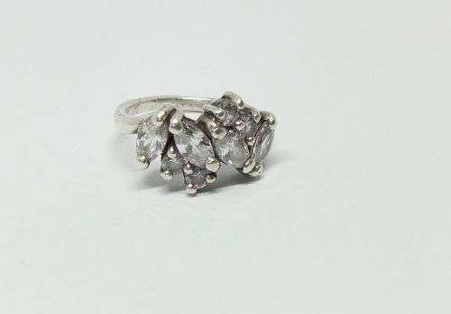 R1 START !! AN EYE CATCHING SOLID STERLING SILVER RING SET WITH FACETED CLEAR STONES !! STUNNING !!