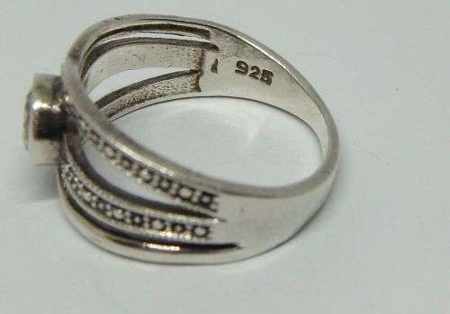 R1 START !! A STUNNING SOLID STERLING SILVER RING SET WITH A FACETED CLEAR STONE !! FREE COMBINING !