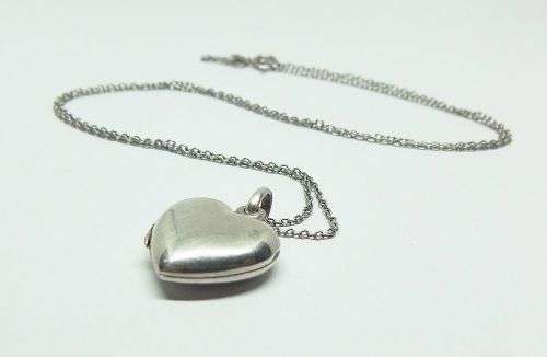 WOW !! A CHARMING STERLING SILVER HEART LOCKET WITH A STERLING SILVER NECKLACE !! GREAT FIND !!