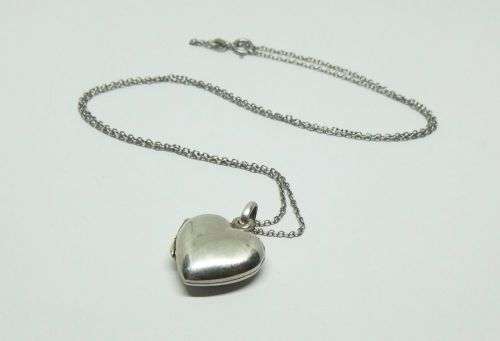 WOW !! A CHARMING STERLING SILVER HEART LOCKET WITH A STERLING SILVER NECKLACE !! GREAT FIND !!