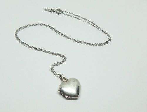 WOW !! A CHARMING STERLING SILVER HEART LOCKET WITH A STERLING SILVER NECKLACE !! GREAT FIND !!