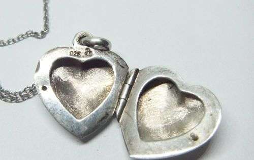 WOW !! A CHARMING STERLING SILVER HEART LOCKET WITH A STERLING SILVER NECKLACE !! GREAT FIND !!