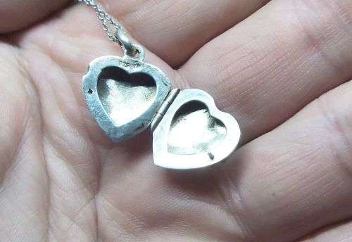 WOW !! A CHARMING STERLING SILVER HEART LOCKET WITH A STERLING SILVER NECKLACE !! GREAT FIND !!