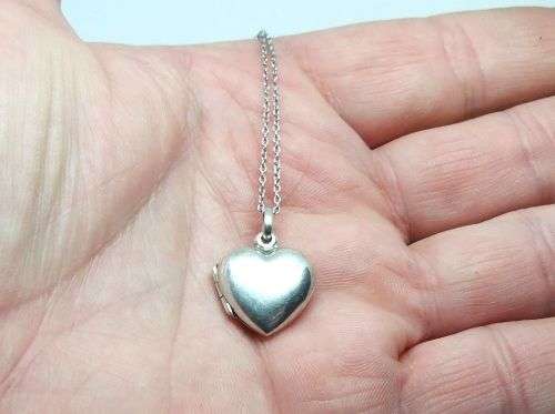 WOW !! A CHARMING STERLING SILVER HEART LOCKET WITH A STERLING SILVER NECKLACE !! GREAT FIND !!