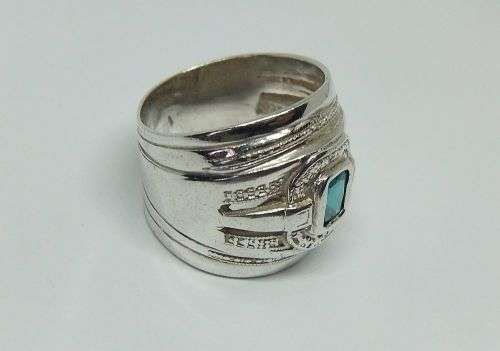 AN EXCEPTIONAL WIDE SOLID STERLING SILVER RING SET WITH A FACETED BLUE STONE IN GREAT CONDITION !!